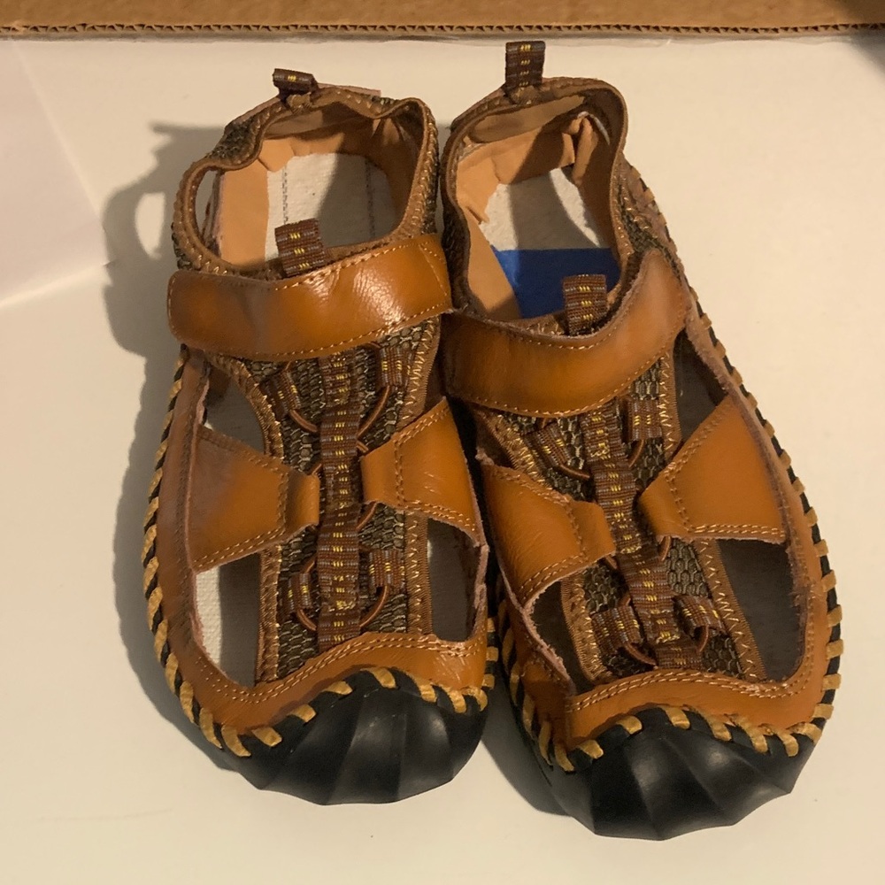 Men’s Brown Closed-Toe Hook-and-Loop Outdoor Sandals